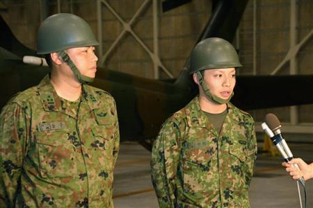 茨城県常総市で電柱につかまっていた男性を救出した陸上自衛隊の中村洋介３等陸曹（右）と金子享弘１等陸尉＝２０１５年９月１０日、栃木県宇都宮市（共同）