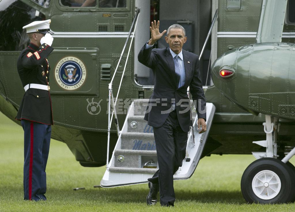 ホワイトハウスにヘリで降り立つバラク・オバマ大統領＝２０１５年９月９日、米国・首都ワシントン（ＡＰ）