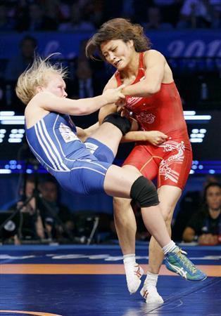 女子５８キロ級の決勝でフィンランドのペトラマーリト・オッリ（左）を攻める伊調馨（いちょう・かおり）＝２０１５年９月１０日、米ネバダ州ラスベガス（共同）
