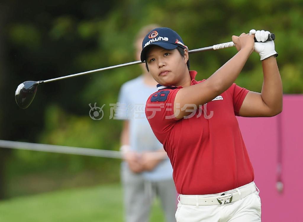 第１ラウンド、１アンダーで１７位の野村敏京（はるきょう）。１８番でティーショットを放つ＝２０１５年９月１２日、フランス・エビアンのエビアン・リゾートＧＣ（共同）
