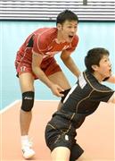 ９月１０日のオーストラリア戦の第３セットで声を出すリベロの永野健（たけし、左）＝２０１５年、広島県広島市中区の広島県立総合体育館（共同）