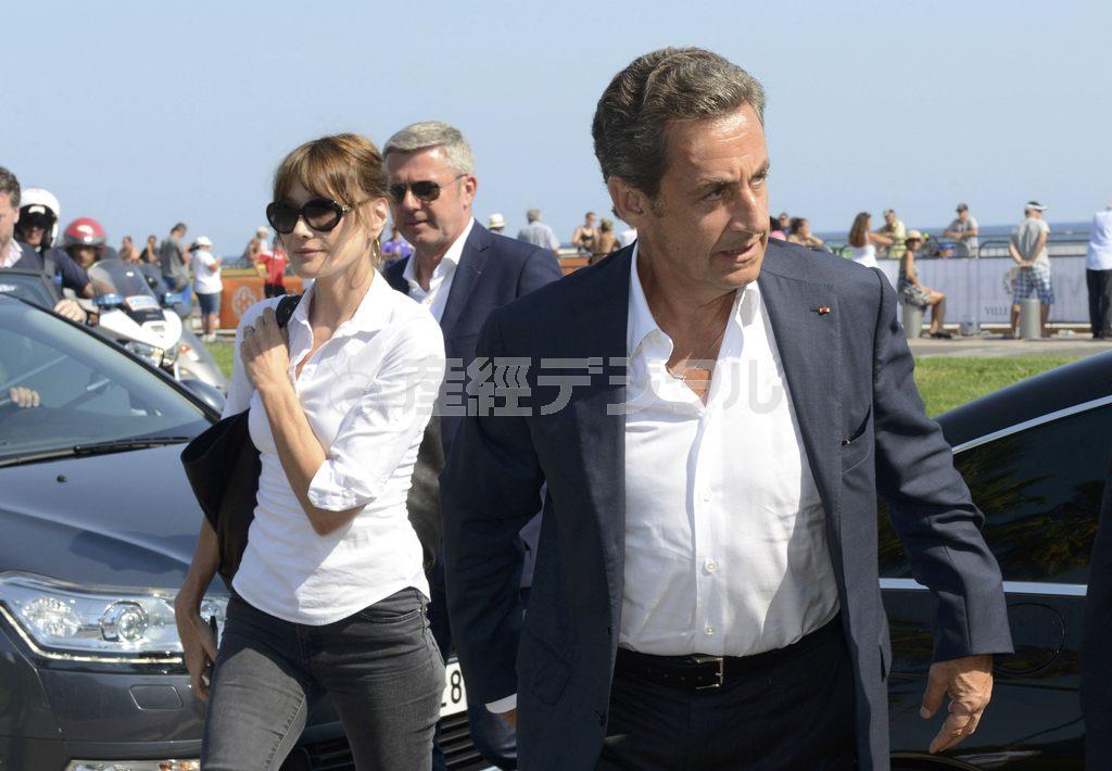 イタリア・トリノ出身のカーラ・ブルーニさん（左）＝２０１５年７月１９日、フランス・アルプ＝マリティーム県のニース（ロイター）