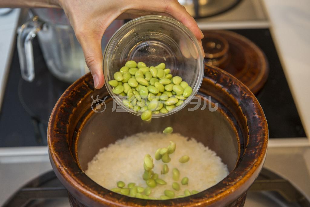 枝豆は火を止めてから加えることで色や歯ごたえが飛ばない（松下二郎さん撮影、提供写真）