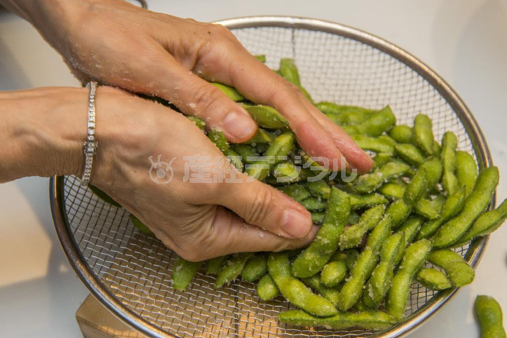 枝豆（作り方３）＿＿塩もみをして毛を取り、塩味をなじませる（松下二郎さん撮影、提供写真）