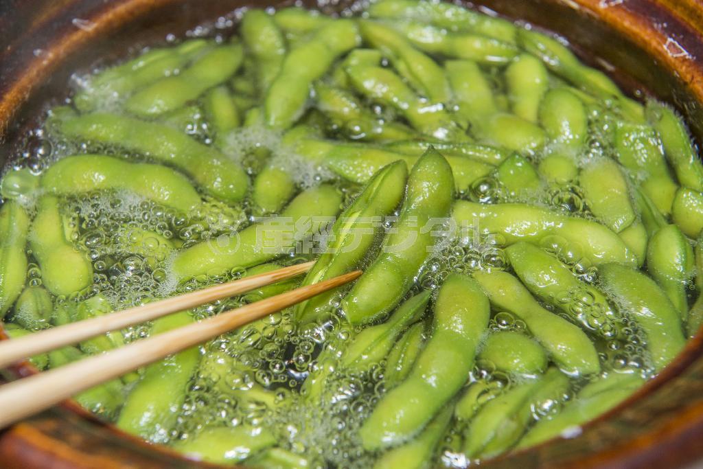 枝豆（作り方４）＿＿一部の豆のさやがはじけたら引き上げる合図（松下二郎さん撮影、提供写真）