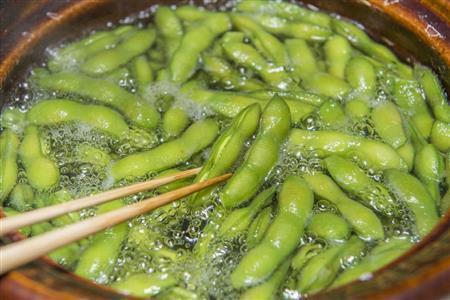 枝豆（作り方４）＿＿一部の豆のさやがはじけたら引き上げる合図（松下二郎さん撮影、提供写真）