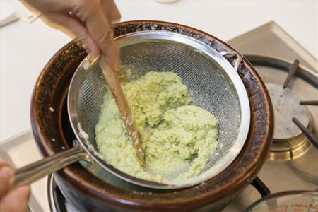 ポタージュはできれば２度濾すとよりなめらかに（松下二郎さん撮影、提供写真）