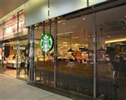 ＪＲ松江駅構内にあるスターバックスの店舗。松江の人気スポットのひとつになっている＝松江市