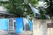 近隣住民と訴訟に発展した保育園。園庭と民家の境界には、防音壁が設置されている＝東京都練馬区