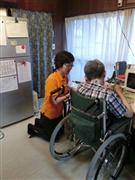 家での介護は訪問ヘルパーに支えられている＝東京都葛飾区