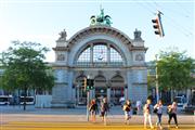 ルツェルン湖のほとりにある、威厳のあるたたずまいのルツェルン中央駅
