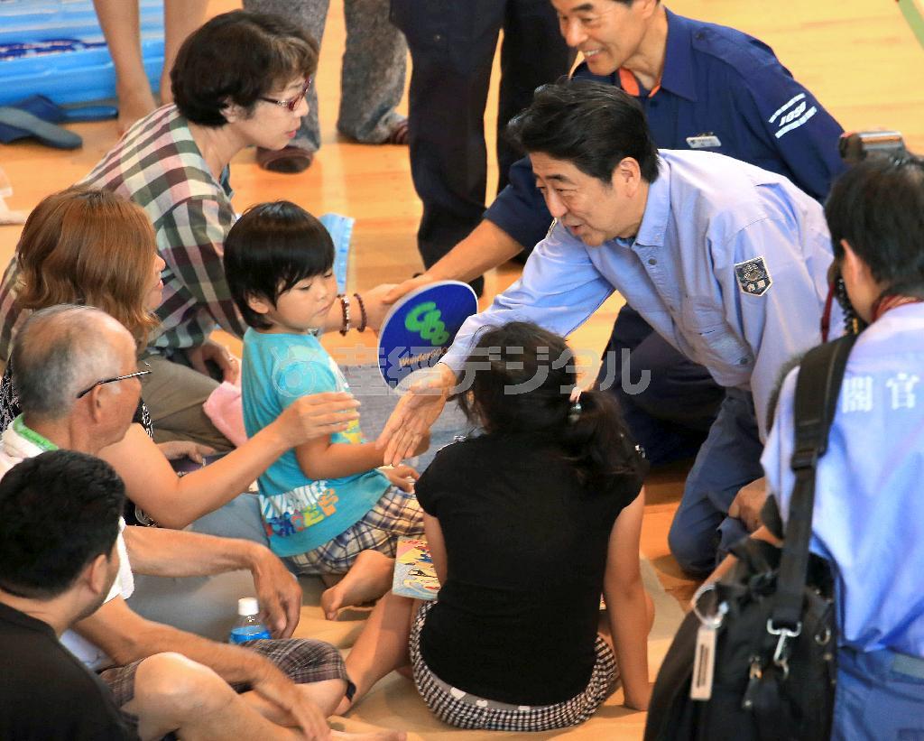 避難所を視察し、被災者の話を聞く安倍晋三（しんぞう）首相＝２０１５年９月１２日、茨城県常総市（鈴木健児撮影）