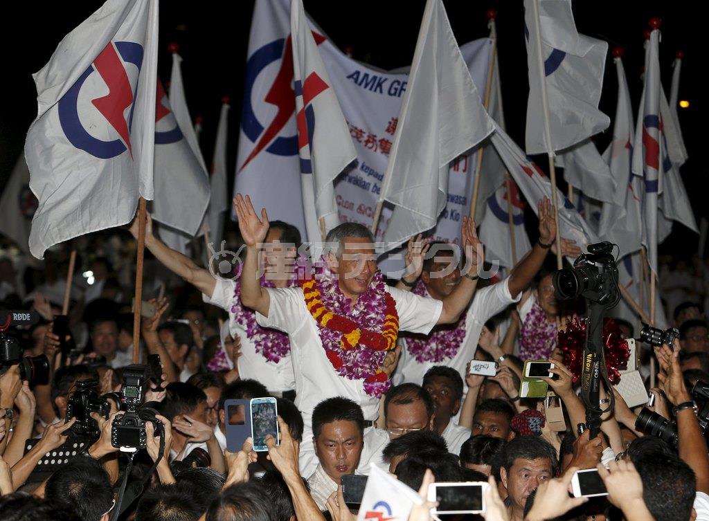 支持者に囲まれ、総選挙での勝利を喜ぶリー・シェンロン首相＝２０１５年９月１１日、シンガポール（ロイター）