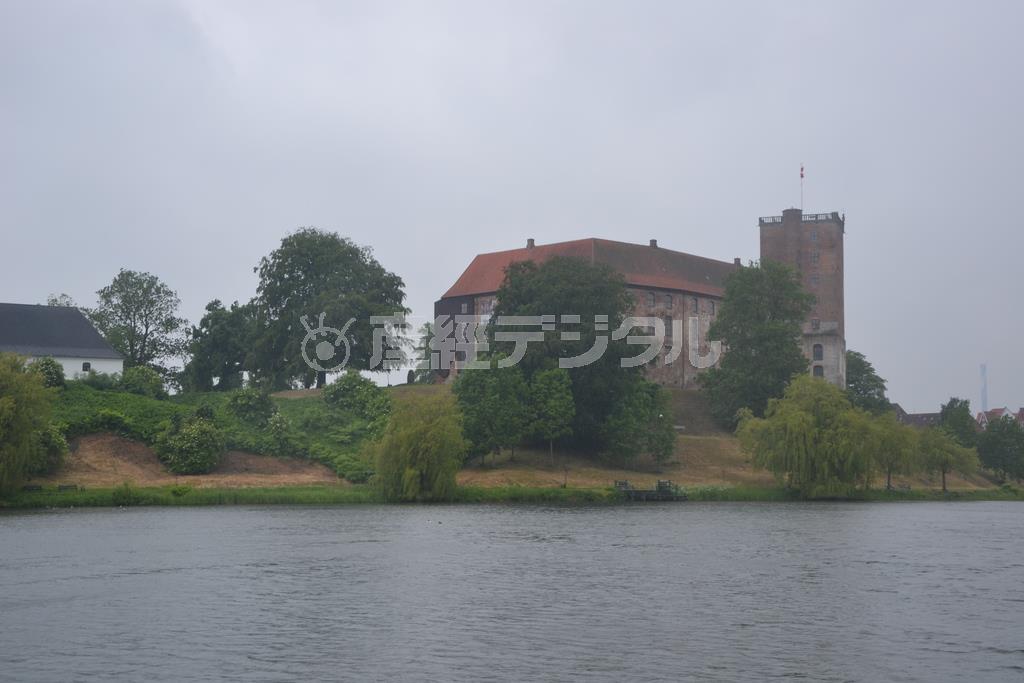 湖のそばの高台にそびえ立つコリングフース。街のシンボルとなっている＝２０１５年６月１７日、デンマーク・コリングフース（銭本隆行さん撮影）