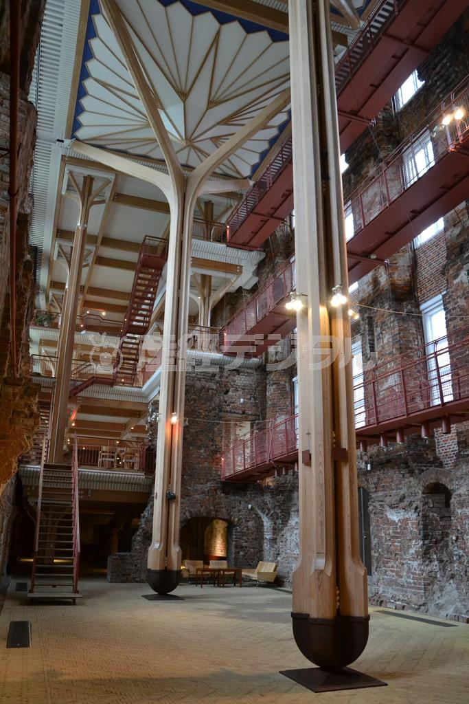 復興された南棟の内部。新旧のコンビネーションが美しい＝２０１５年６月１７日、デンマーク・コリングフース（銭本隆行さん撮影）