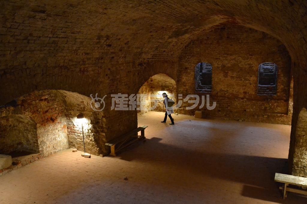 夏でも涼しい地下牢。囚人の叫びが聞こえてきそうである＝２０１５年６月１７日、デンマーク・コリングフース（銭本隆行さん撮影）