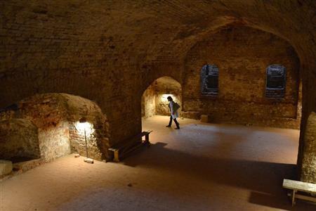夏でも涼しい地下牢。囚人の叫びが聞こえてきそうである＝２０１５年６月１７日、デンマーク・コリングフース（銭本隆行さん撮影）