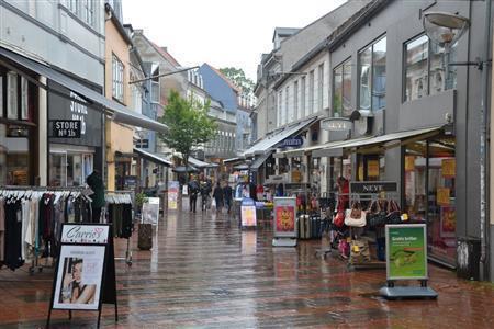 コリングフースのすぐ下に広がるコリング市の商店街。買い物客が絶えない賑やかな街である＝２０１５年６月１７日、デンマーク（銭本隆行さん撮影）