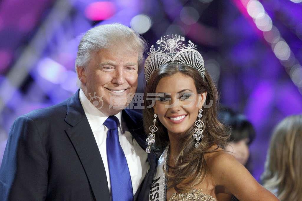 米大統領選の共和党候補で支持率トップの不動産王、ドナルド・トランプ氏（左）＝２０１５年９月１１日、米ネバダ州ラスベガス（ロイター）