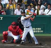 五回、適時打を放つ阪神・大和（右）＝２０１５年９月１２日、兵庫県西宮市・甲子園球場（岡田亮二撮影）