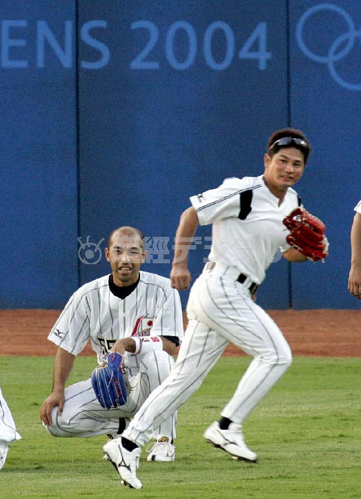 ２００４年８月、首都アテネ市内で練習する野球五輪代表の和田一浩（左）と谷佳知（よしとも）＝ギリシャ（共同）