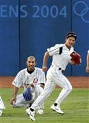 ２００４年８月、首都アテネ市内で練習する野球五輪代表の和田一浩（左）と谷佳知（よしとも）＝ギリシャ（共同）