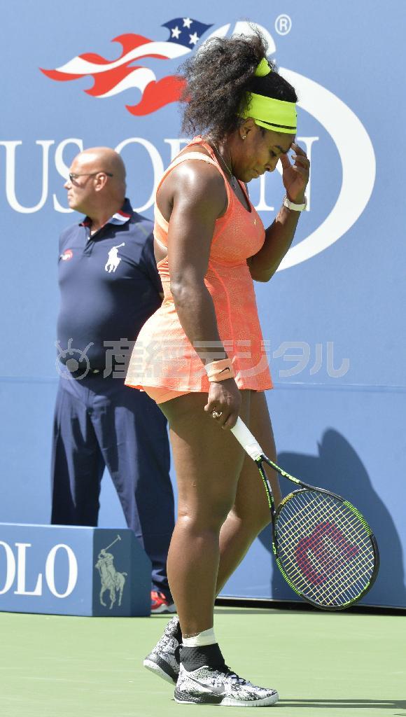 女子シングルス準決勝でポイントを奪われ、うつむくセリーナ・ウィリアムズ＝２０１５年９月１１日、米ニューヨーク（共同）