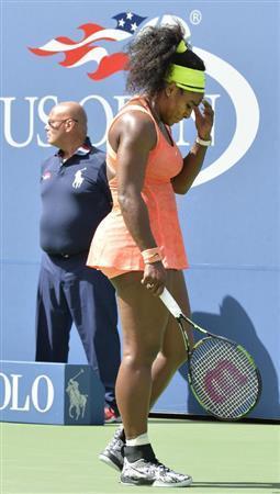 女子シングルス準決勝でポイントを奪われ、うつむくセリーナ・ウィリアムズ＝２０１５年９月１１日、米ニューヨーク（共同）