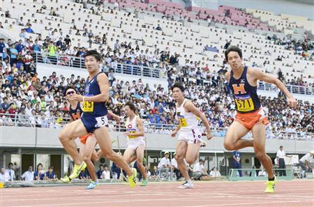 男子１００メートル決勝、１０秒１９で初優勝した桐生祥秀（よしひで、左）＝２０１５年９月１２日、大阪市東住吉区のヤンマースタジアム長居（共同）