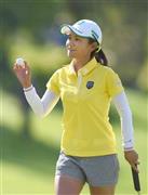 第２ラウンド、８番でバーディーを決め、ギャラリーの声援に応える宮里藍。通算４オーバーの５７位で予選通過＝２０１５年９月１１日、フランス・エビアンのエビアン・リゾートＧＣ（共同）