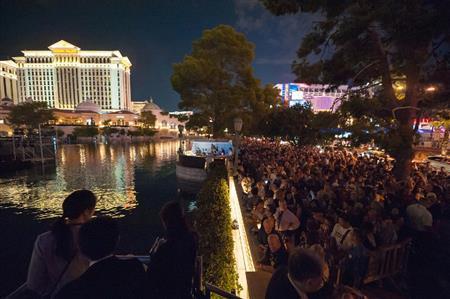 ホテル「ベラージオ」には連日多くの観客が詰めかけ、５回の公演で１０万人が日本の歌舞伎の世界を堪能した＝２０１５年８月１５日、米ネバダ州ラスベガス（提供写真）。（Ｃ）松竹株式会社