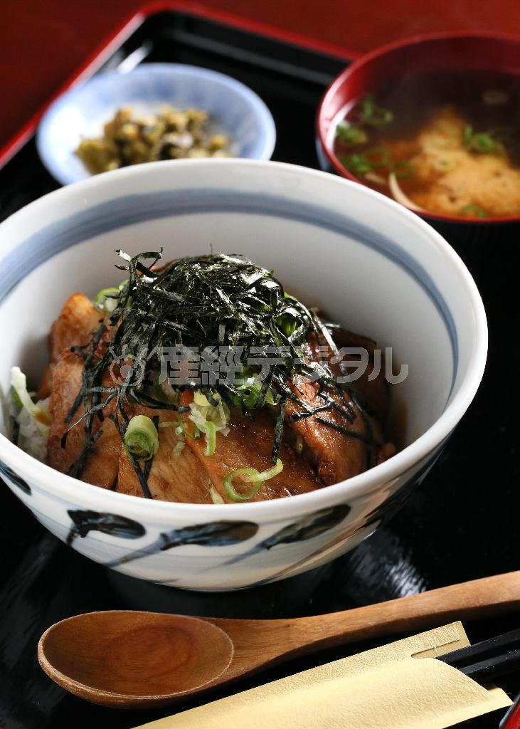 「玉締めしぼり胡麻油の豚丼」（９００円）は甘辛い味にご飯が進む。ゴマ油のまろやかさが存分に味わえる＝２０１５年９月３日、京都市上京区（志儀駒貴撮影）
