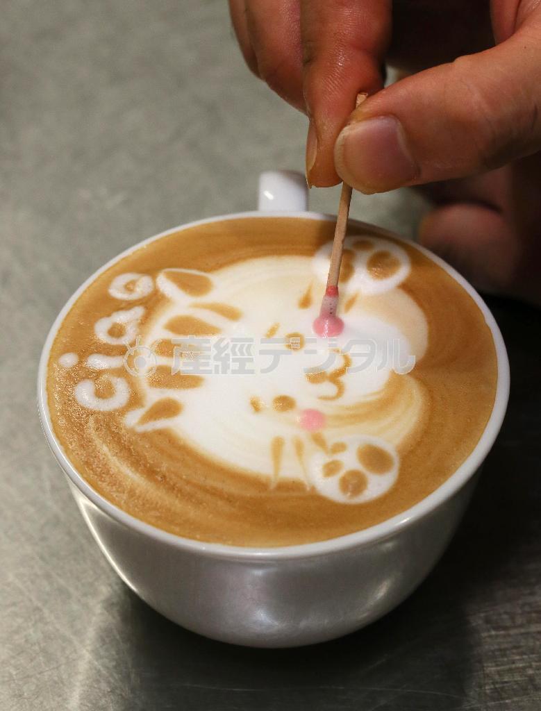 ほっぺのピンクは食紅で描かれるカプチーノ（５４０円）。お好みの動物の絵を描いてくれる＝２０１５年９月３日、京都市上京区（志儀駒貴撮影）