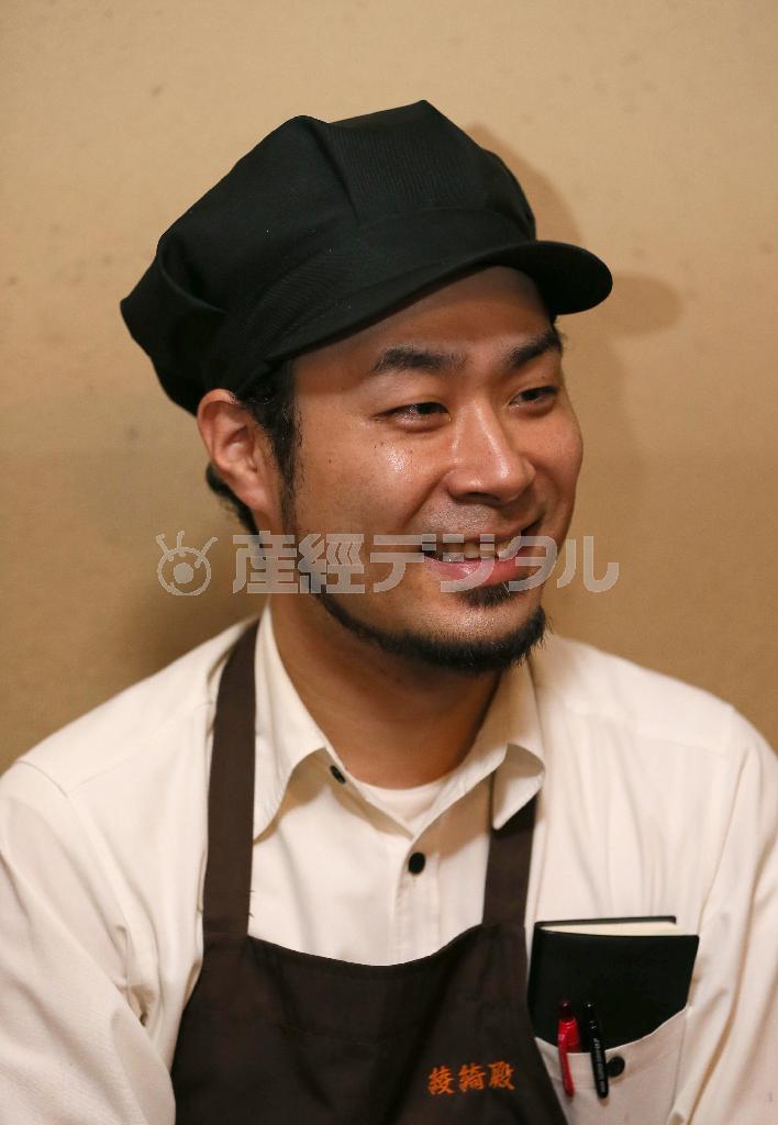 「新鮮で上質な油が味の決め手」と語る店長の矢野憲司さん＝２０１５年９月３日、京都市上京区（志儀駒貴撮影）