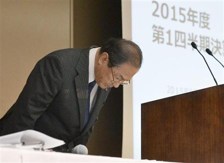 記者会見の冒頭で陳謝し、頭を下げる東芝の室町正志会長兼社長＝１４日午後、東京都港区