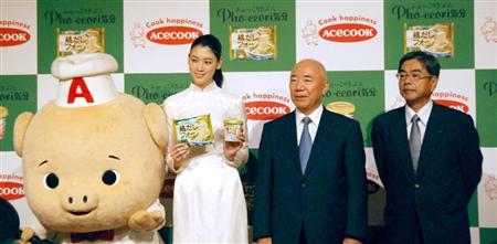 エースコックの新商品をＰＲするＣＭキャラクターの三吉彩花さん（右から３人目）