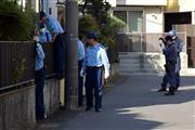 犬が射殺された現場周辺を調べる警察官＝１４日、松戸市稔台（江田隆一撮影）