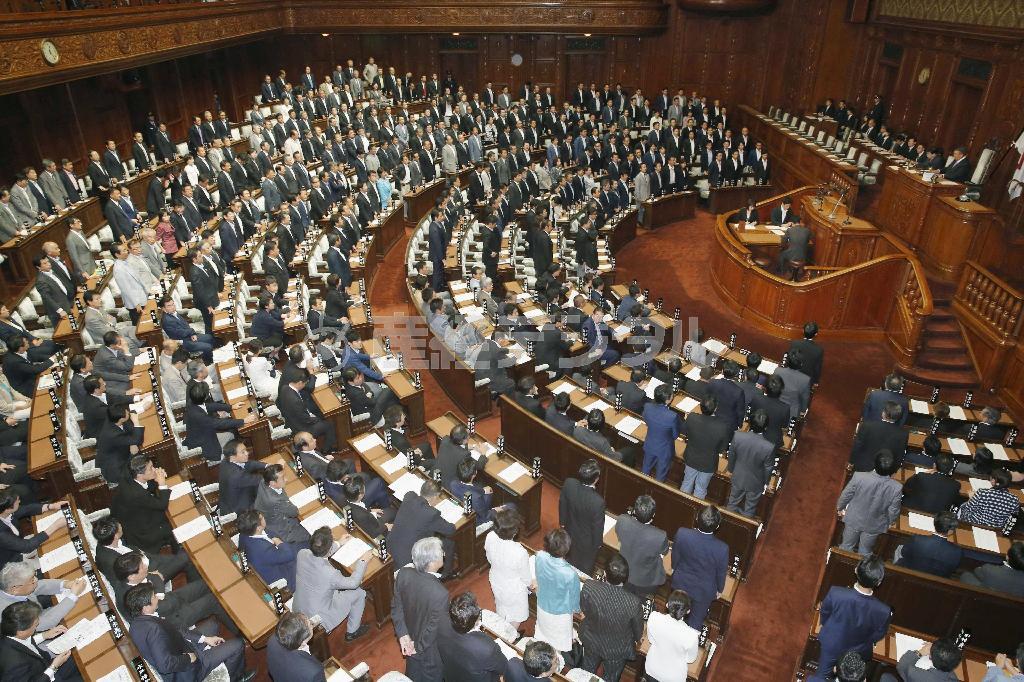 改正労働者派遣法が可決、成立した衆院本会議＝２０１５年９月１１日午後（共同）