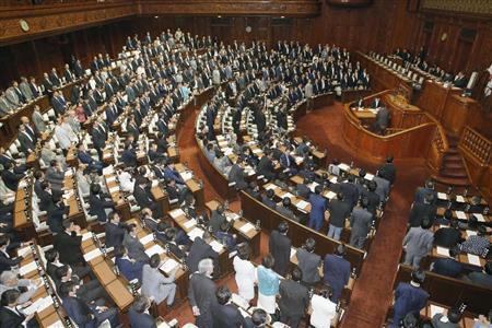 改正労働者派遣法が可決、成立した衆院本会議＝２０１５年９月１１日午後（共同）
