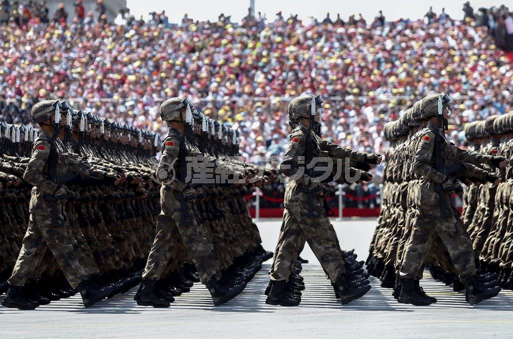 抗日戦争勝利７０年観兵式で行進する中国人民解放軍兵士。軍靴の音は集音マイクで増幅され、世界中に流されたのだが、日本の左翼人には聴こえなかったのだろうか＝２０１５年９月３日、中国・首都北京市（ロイター）