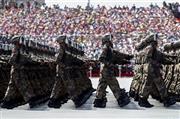抗日戦争勝利７０年観兵式で行進する中国人民解放軍兵士。軍靴の音は集音マイクで増幅され、世界中に流されたのだが、日本の左翼人には聴こえなかったのだろうか＝２０１５年９月３日、中国・首都北京市（ロイター）
