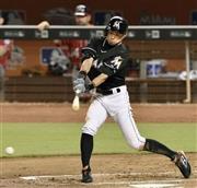ナショナルズ戦の四回、投手内野安打を放つマーリンズのイチロー＝２０１５年９月１２日、米フロリダ州マイアミ（共同）