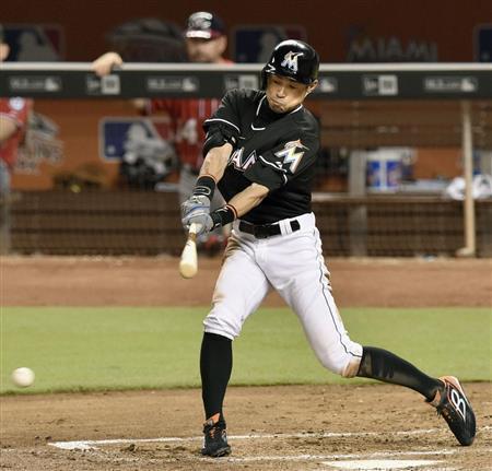 ナショナルズ戦の四回、投手内野安打を放つマーリンズのイチロー＝２０１５年９月１２日、米フロリダ州マイアミ（共同）