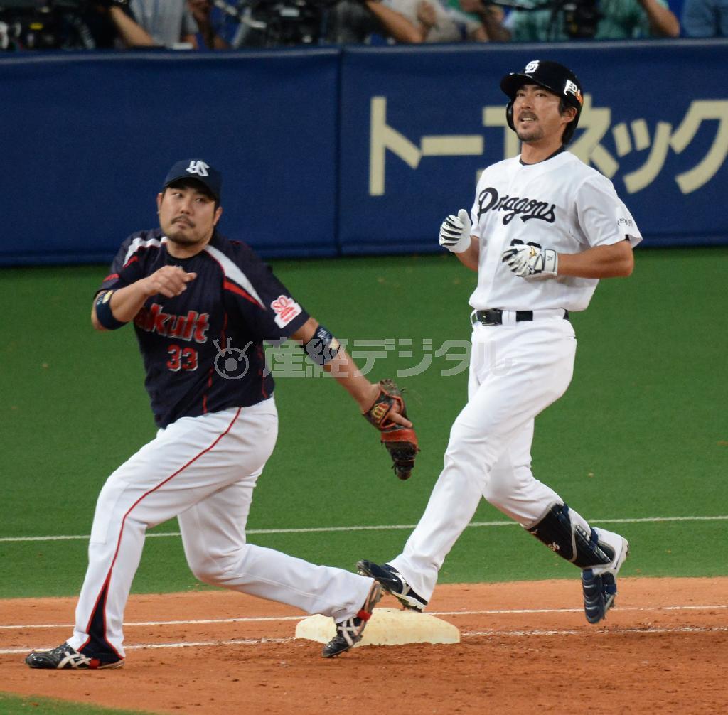 十一回裏、小笠原道大（みちひろ、右）が内野ゴロ＝２０１５年９月１３日、愛知県名古屋市東区のナゴヤドーム（今野顕撮影）