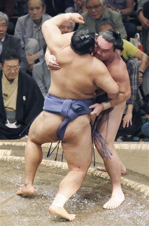 隠岐の海（おきのうみ、手前）に寄り切りで敗れた白鵬＝２０１５年９月１３日、東京都墨田区・両国国技館（共同）