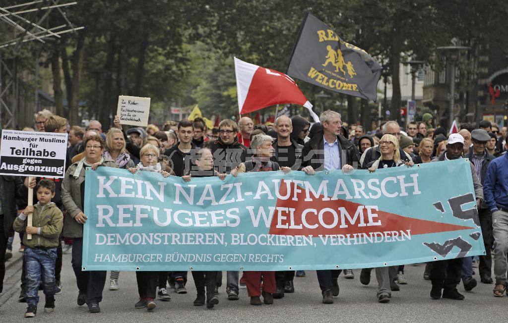 ドイツ各地では「反ナチス・難民歓迎」のデモ＝２０１５年９月１２日、ドイツ・ハンブルク（ＡＰ）