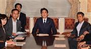 自民党役員会に臨む安倍晋三首相（中央）＝１４日午後、国会内（斎藤良雄撮影）