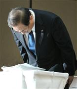 ２０１５年３月期連結決算会見の冒頭、頭を下げる東芝の室町正志社長