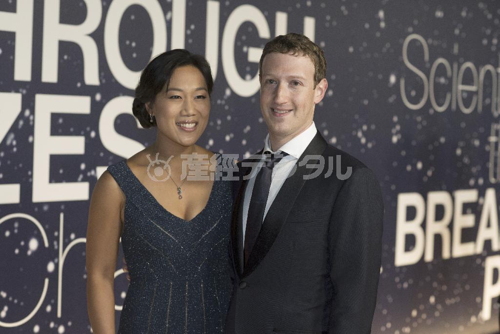 米フェイスブック（ＦＢ）の最高経営責任者（ＣＥＯ）、マーク・ザッカーバーグ氏（右）＝２０１４年１１月９日、米カリフォルニア州マウンテンビュー（ＡＰ）