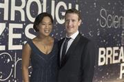 米フェイスブック（ＦＢ）の最高経営責任者（ＣＥＯ）、マーク・ザッカーバーグ氏（右）＝２０１４年１１月９日、米カリフォルニア州マウンテンビュー（ＡＰ）